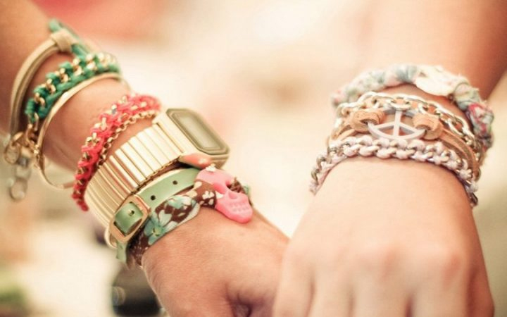 É correto usar pulseiras nos dois braços?