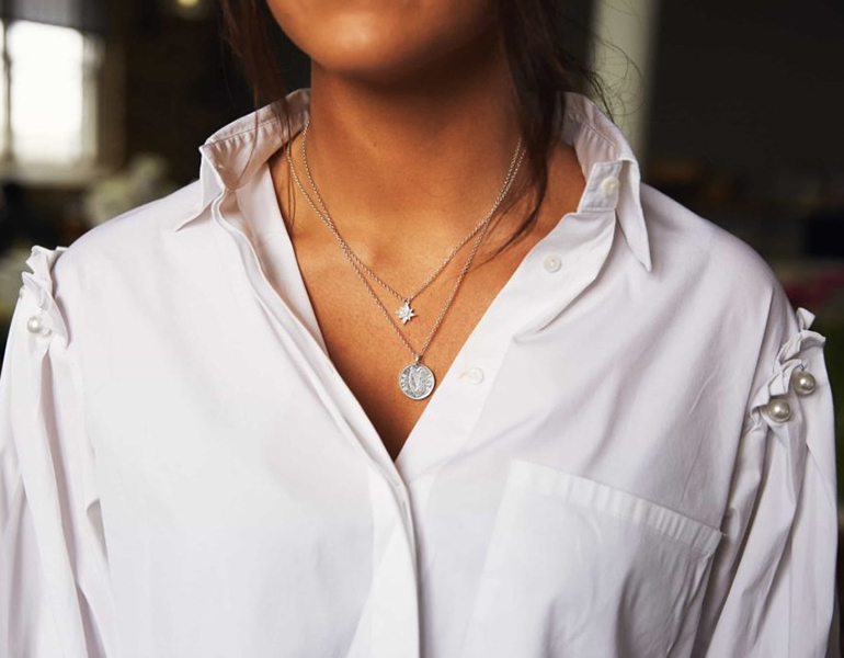 Colar para usar com camisa branca